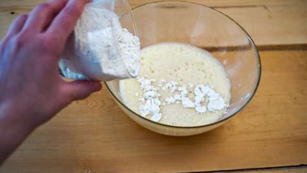 Шаг 3 - Шарлотка с корицей и яблоками