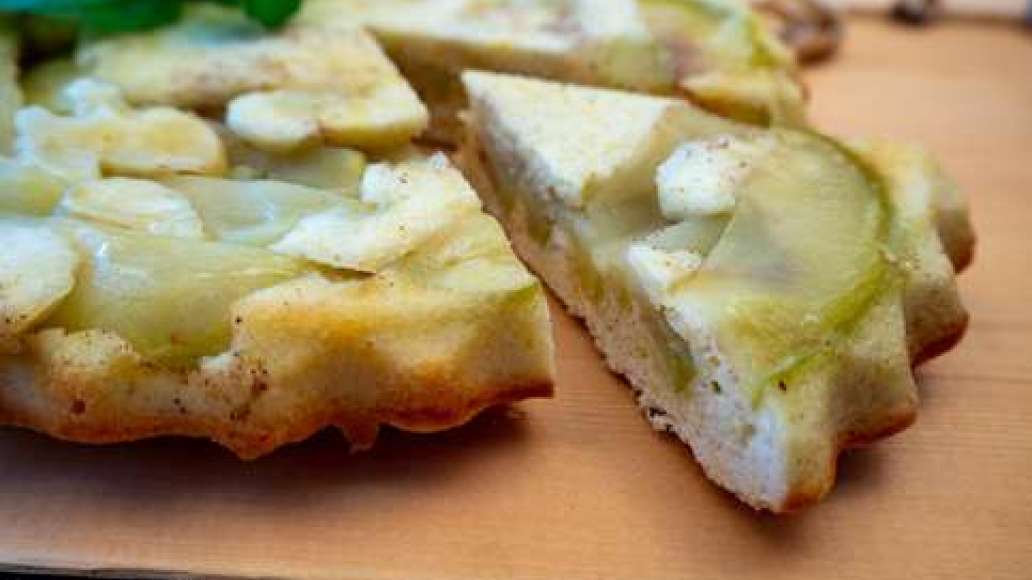Шаг 5 - Шарлотка с корицей и яблоками