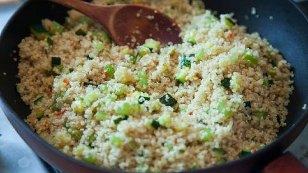 Шаг 4 - Киноа с креветками и овощами