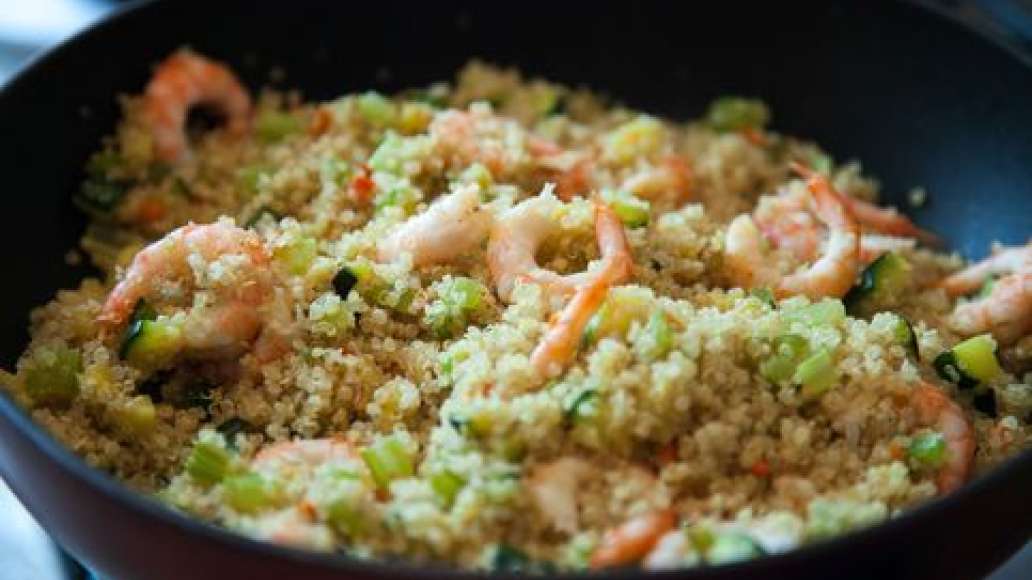 Шаг 5 - Киноа с креветками и овощами