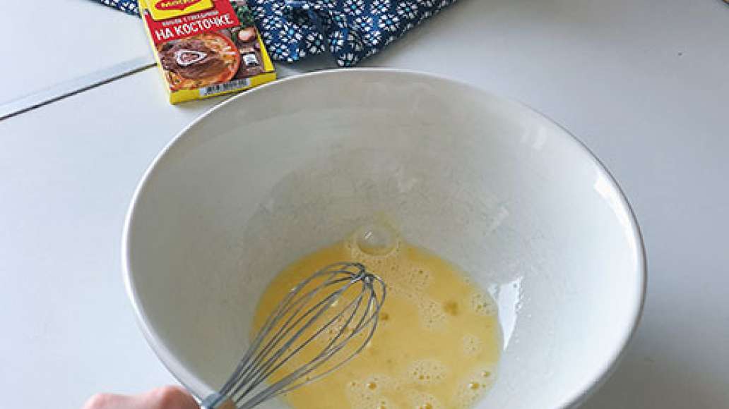 Шаг 1 - Быстрые клецки в бульоне с говядиной на косточке от maggi®