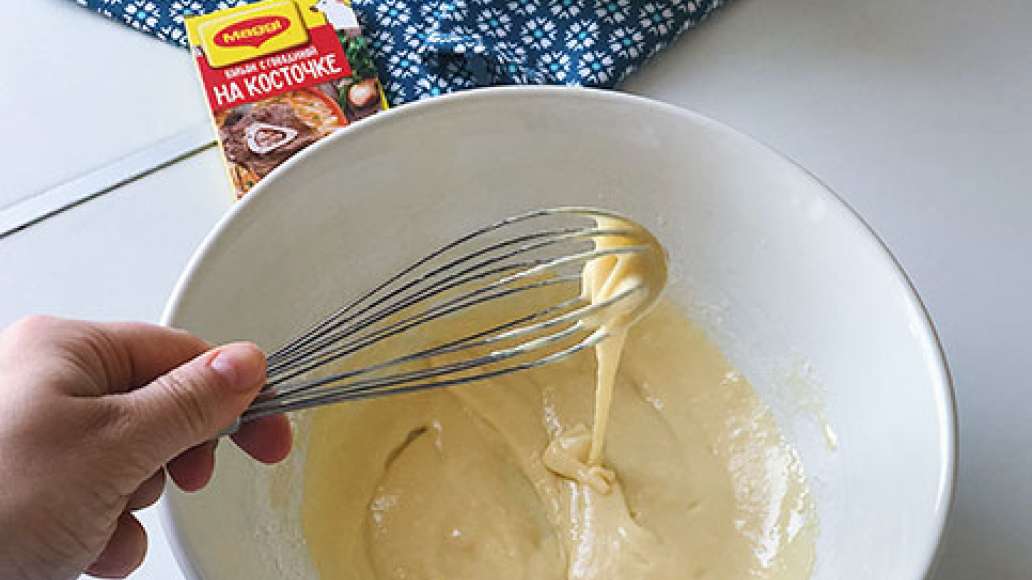 Шаг 2 - Быстрые клецки в бульоне с говядиной на косточке от maggi®