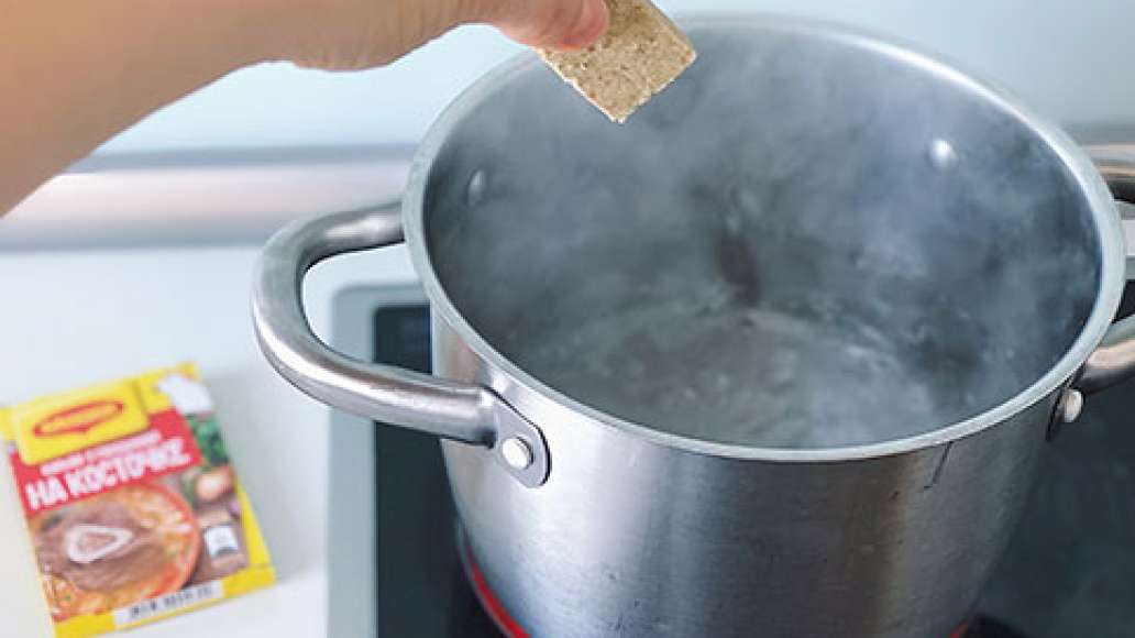 Шаг 3 - Быстрые клецки в бульоне с говядиной на косточке от maggi®