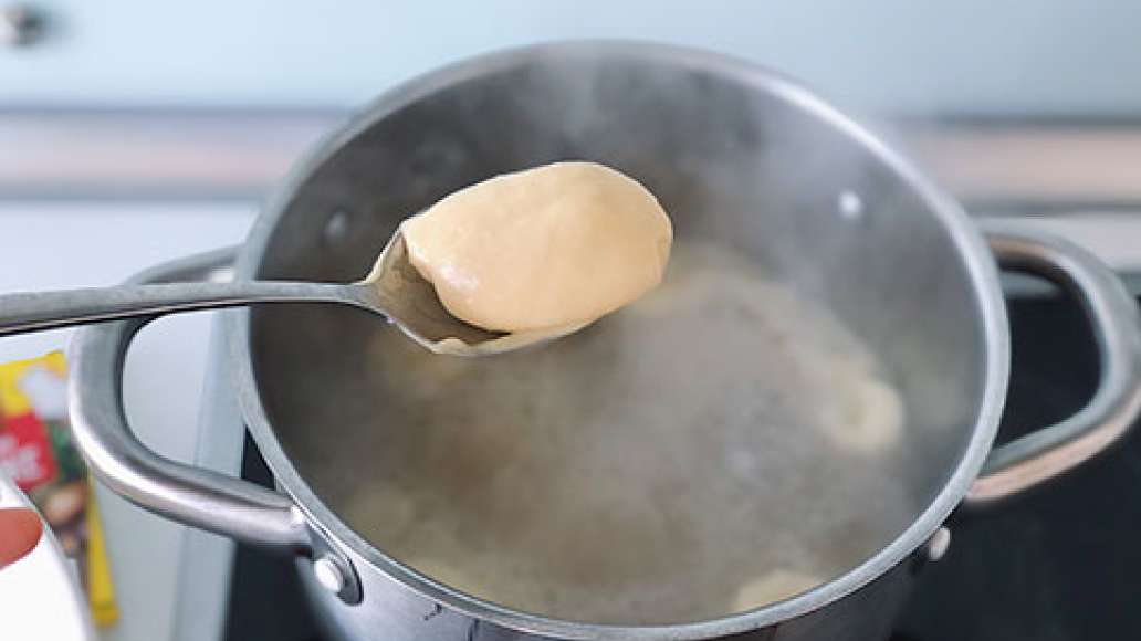 Шаг 4 - Быстрые клецки в бульоне с говядиной на косточке от maggi®