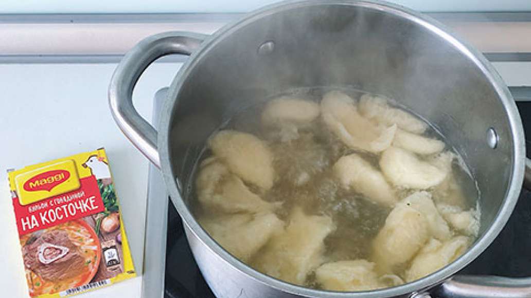 Шаг 5 - Быстрые клецки в бульоне с говядиной на косточке от maggi®