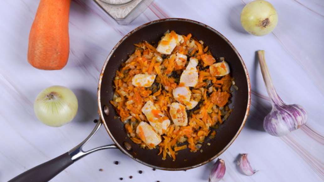 Шаг 2 - Рассыпчатый плов с курицей в кастрюле