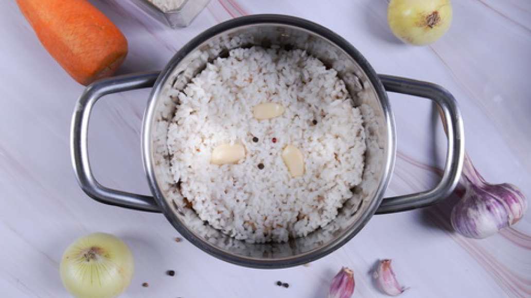 Шаг 5 - Рассыпчатый плов с курицей в кастрюле