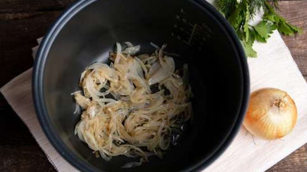 Шаг 2 - Солянка в мультиварке с тремя видами мяса