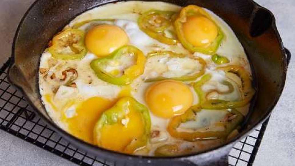Шаг 3 - Яичница с болгарским перцем и чесноком