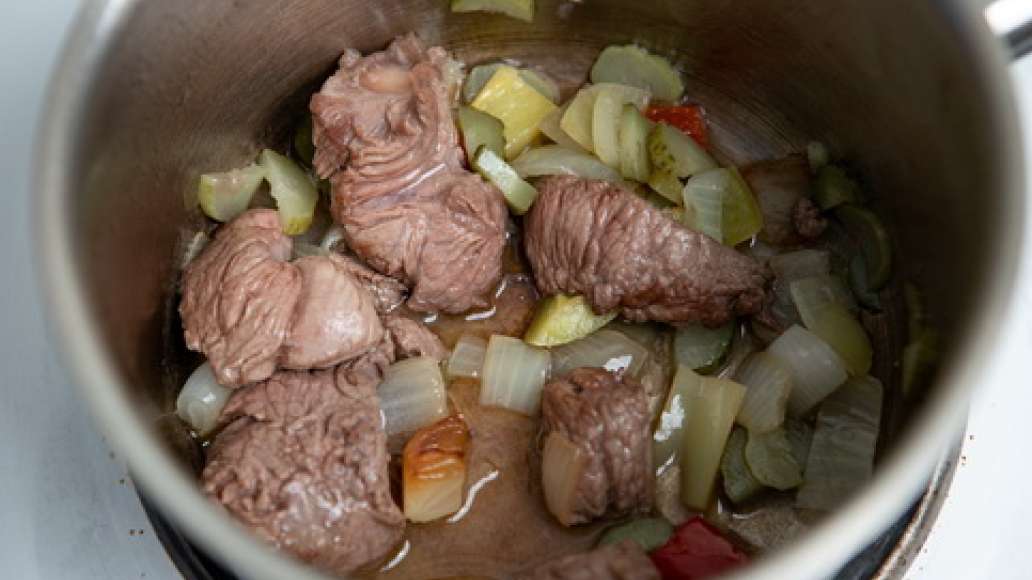 Шаг 2 - Гуляш из говядины с солеными огурцами