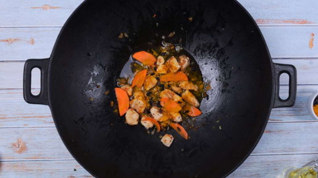 Шаг 4 - Рассыпчатый плов с курицей в казане