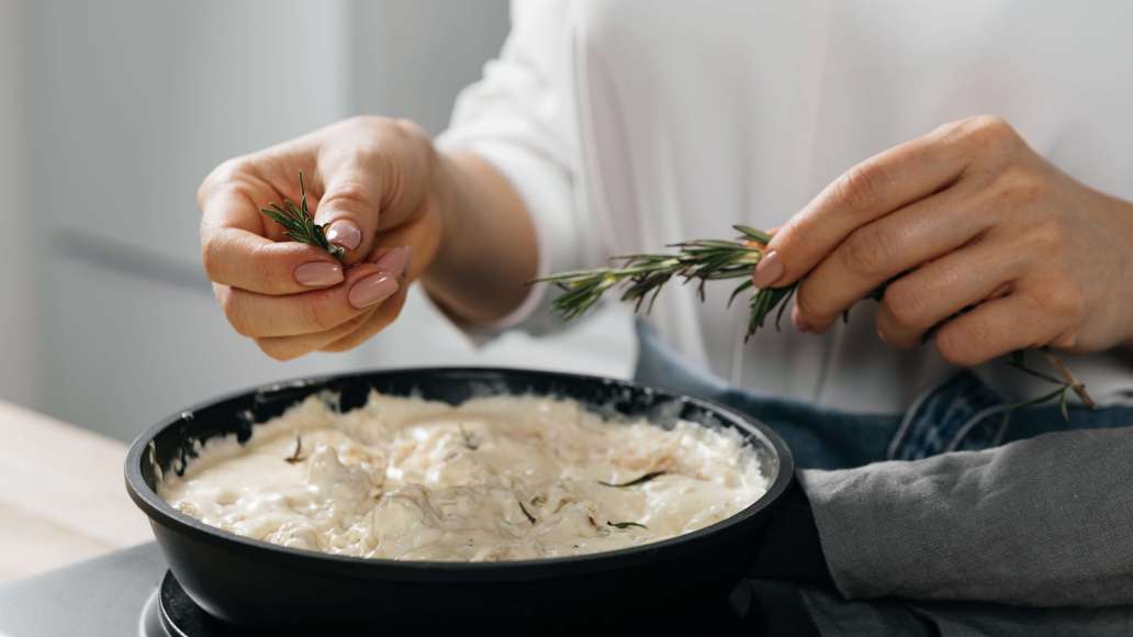 Шаг 3 - Нежные блины со сливочной курицей и розмарином