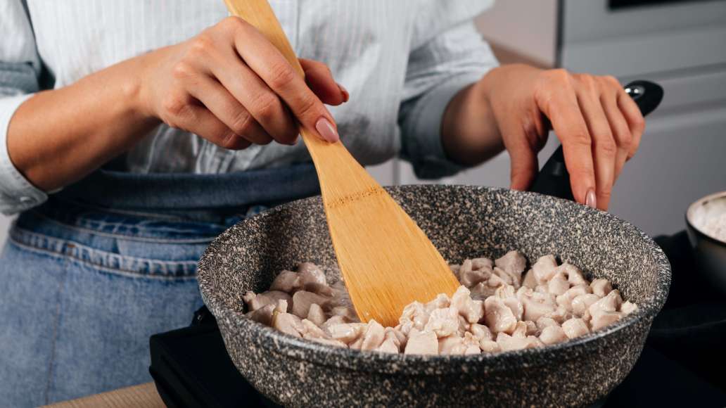Шаг 1 - Блинные конвертики с начинкой из курицы и риса на закуску