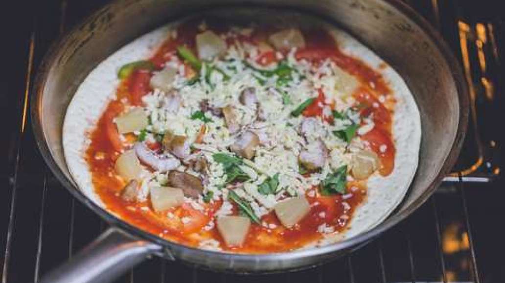 Шаг 4 - Пицца на сковороде с курицей, ананасом и базиликом