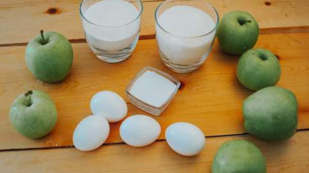 Шаг 1 - Шарлотка нежная с яблоками