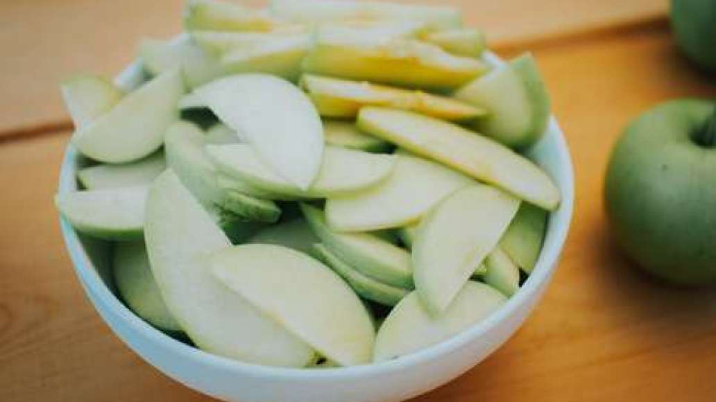 Шаг 3 - Шарлотка нежная с яблоками