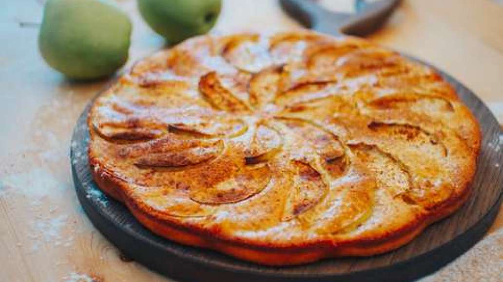 Шаг 4 - Шарлотка нежная с яблоками