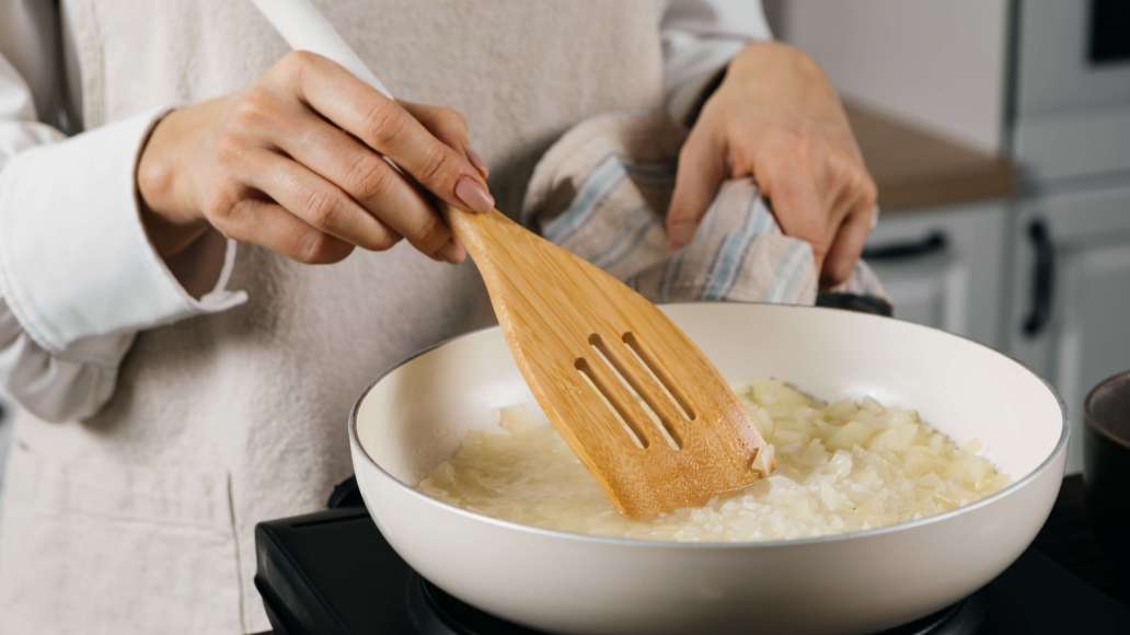 Шаг 3 - Пикантные кальмары, фаршированные рисом и острыми колбасками