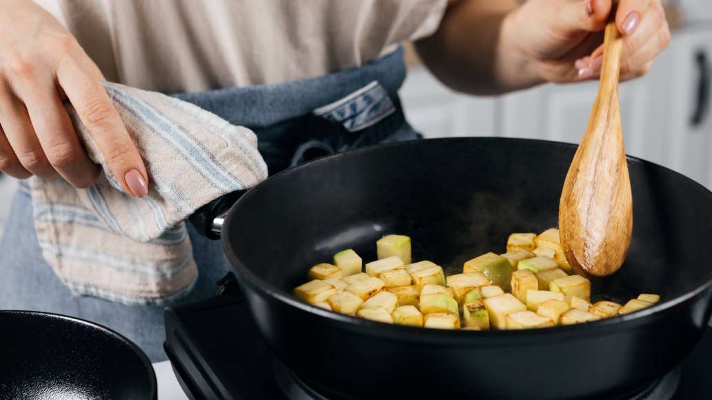 Шаг 2 - Летний салат с зеленью, куриными сердечками и кабачками