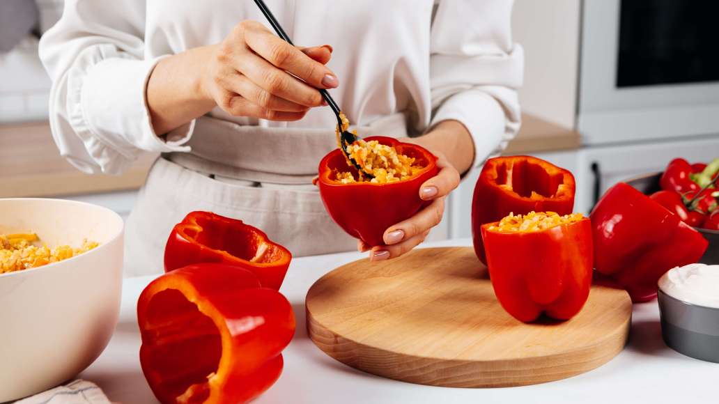 Шаг 4 - Запеченный фаршированный перец с булгуром и овощами без мяса