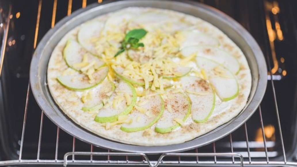 Шаг 3 - Пицца пп медовая  с творогом, грушами и корицей