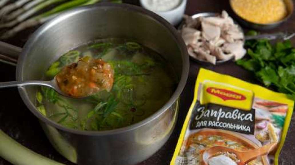 Шаг 2 - Рассольник с курицей и кукурузной крупой