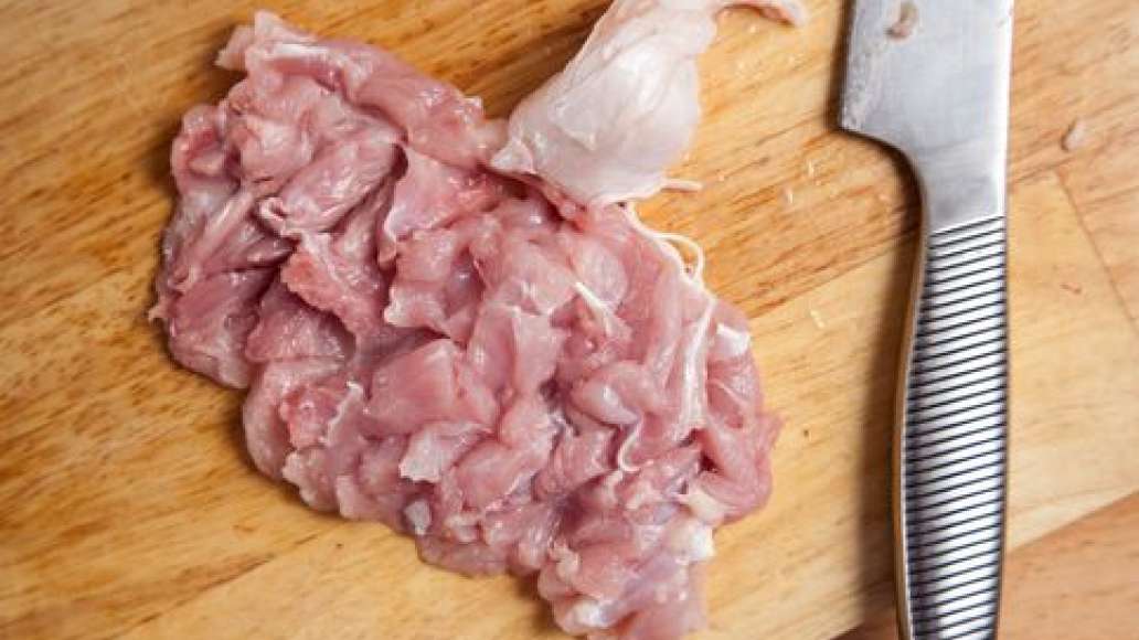 Шаг 3 - Куриные голени, фаршированные сыром и беконом