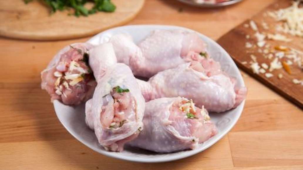 Шаг 6 - Куриные голени, фаршированные сыром и беконом