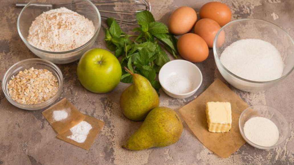 Шаг 1 - Овсяная шарлотка с яблоками и грушами