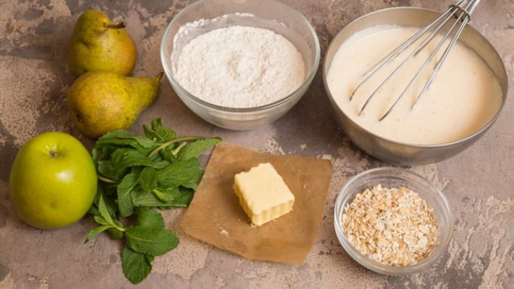 Шаг 2 - Овсяная шарлотка с яблоками и грушами