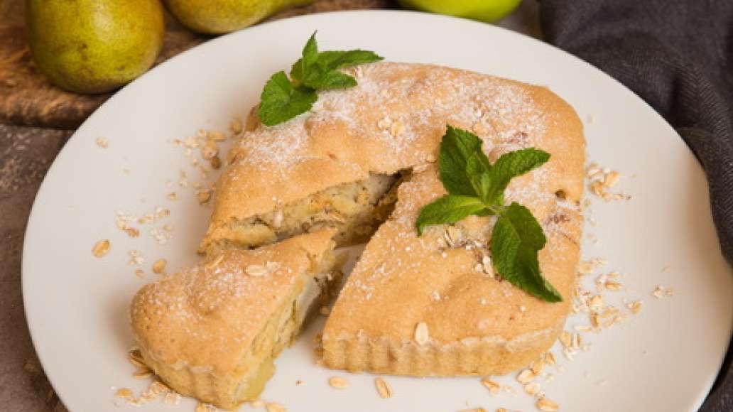 Шаг 5 - Овсяная шарлотка с яблоками и грушами