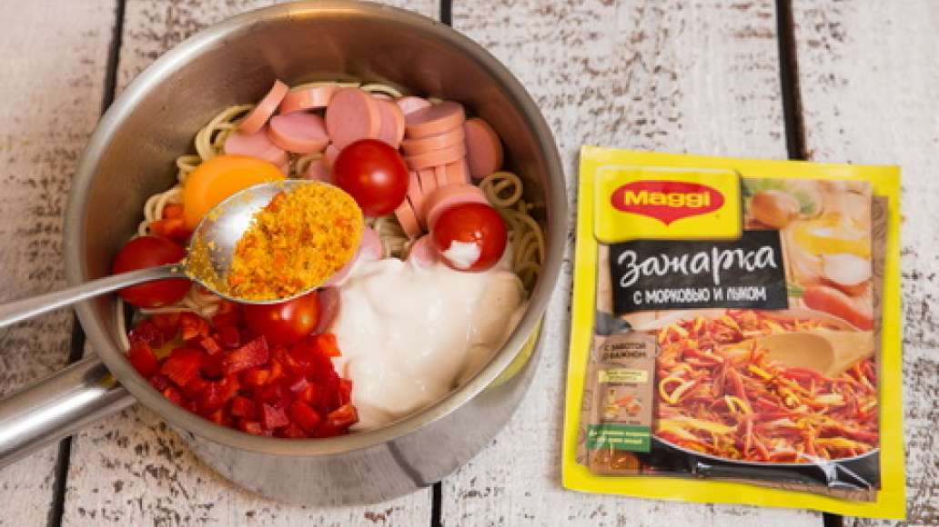 Шаг 2 - Запеканка с сосисками и макаронами