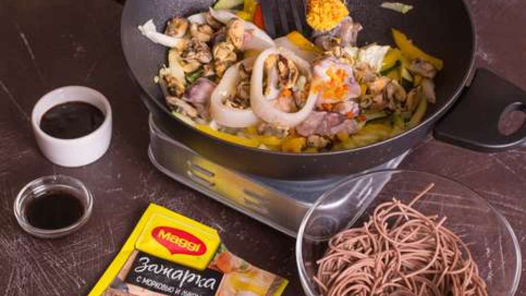 Шаг 3 - Вок с морепродуктами с гречневой лапшой соба
