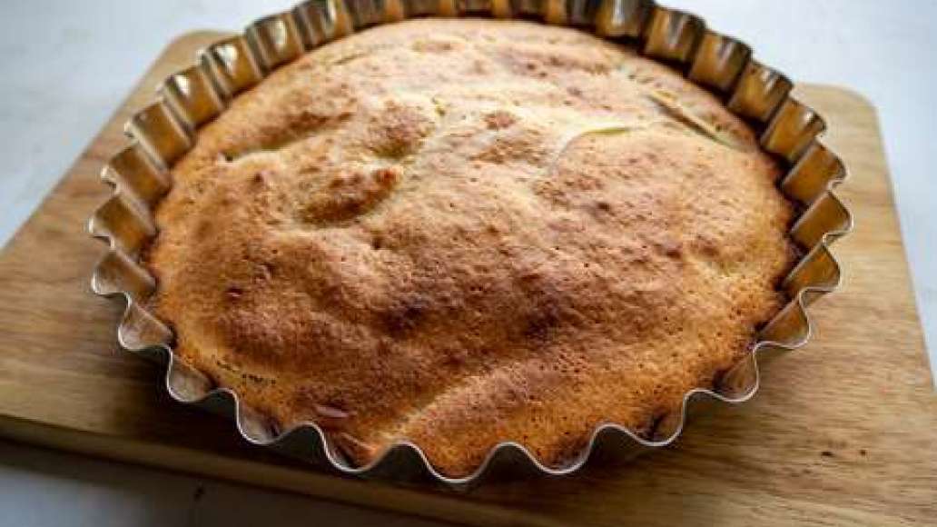 Шаг 3 - Заливная шарлотка с яблоками