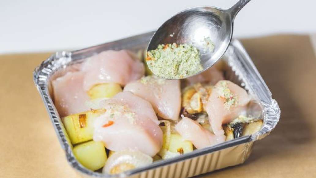 Шаг 3 - Аппетитная курица с картошкой в духовке по-русски
