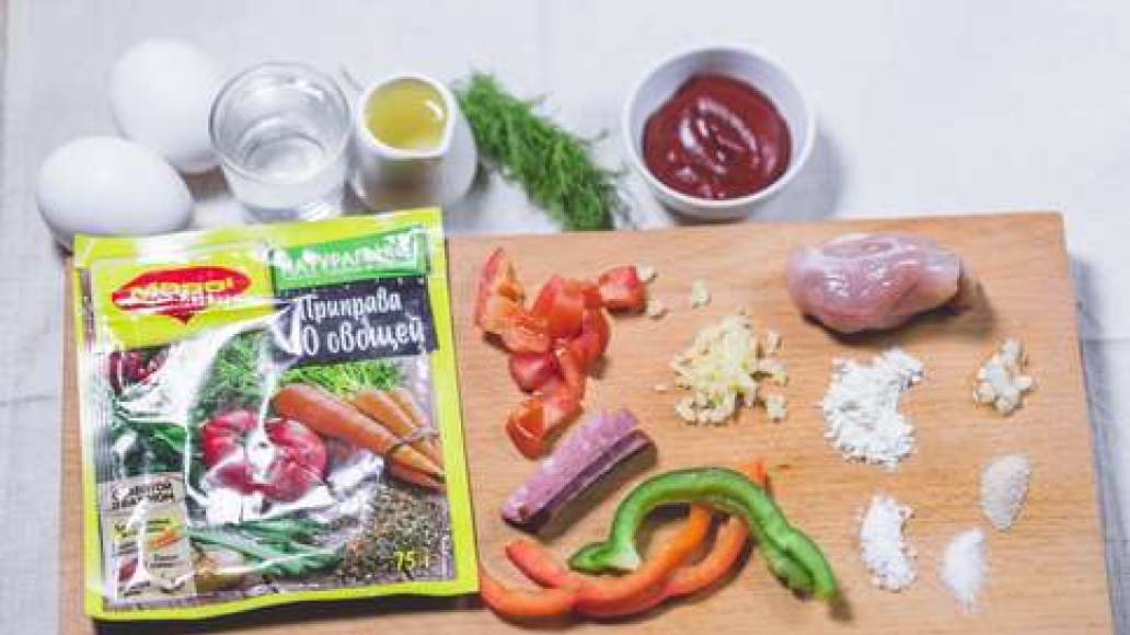 Шаг 1 - Пицца, закрытая на сковороде с пеперони и курицей