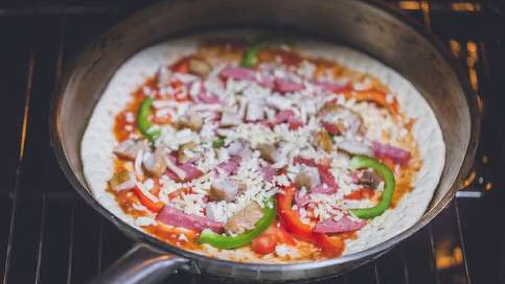 Шаг 4 - Пицца, закрытая на сковороде с пеперони и курицей