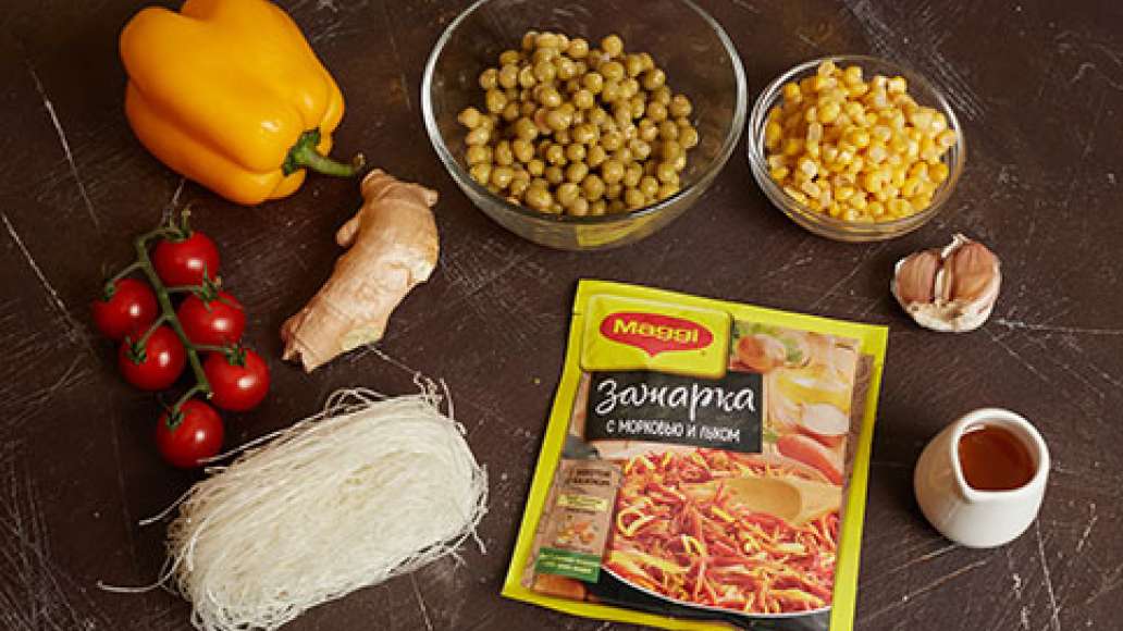Шаг 1 - Гарнир из фунчозы с зеленым горошком и кукурузой