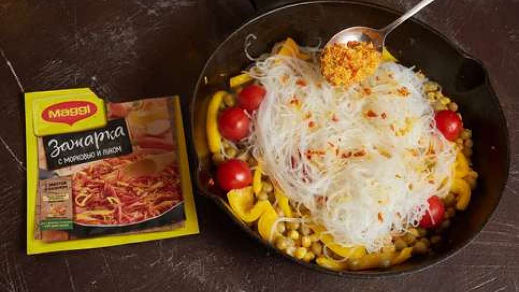 Шаг 2 - Гарнир из фунчозы с зеленым горошком и кукурузой