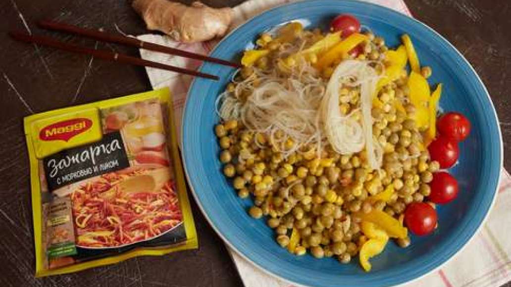 Шаг 3 - Гарнир из фунчозы с зеленым горошком и кукурузой