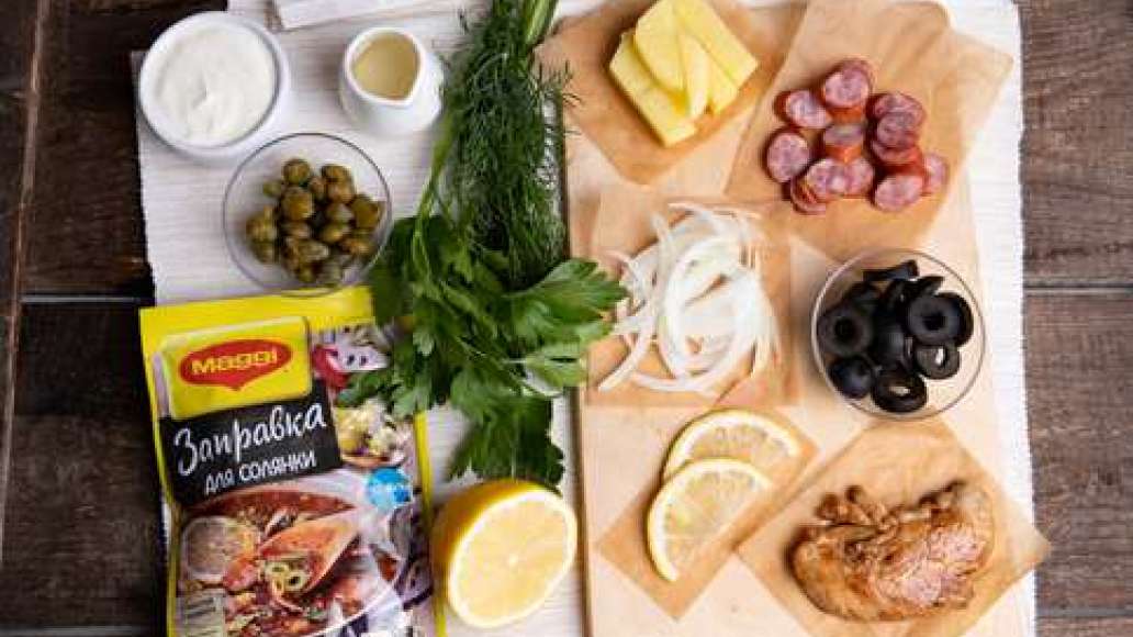 Шаг 1 - Солянка в мультиварке с копченой курицей