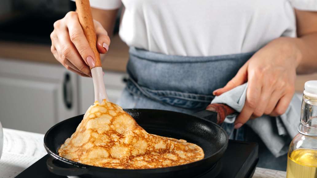 Шаг 2 - Тонкие блины с диетической начинкой из куриного филе и яиц