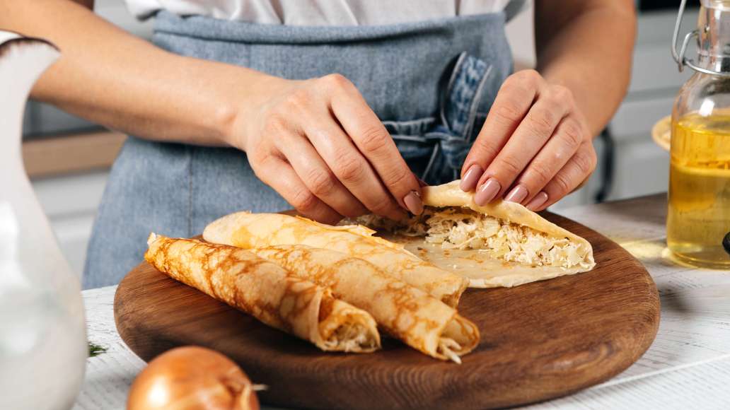 Шаг 5 - Тонкие блины с диетической начинкой из куриного филе и яиц