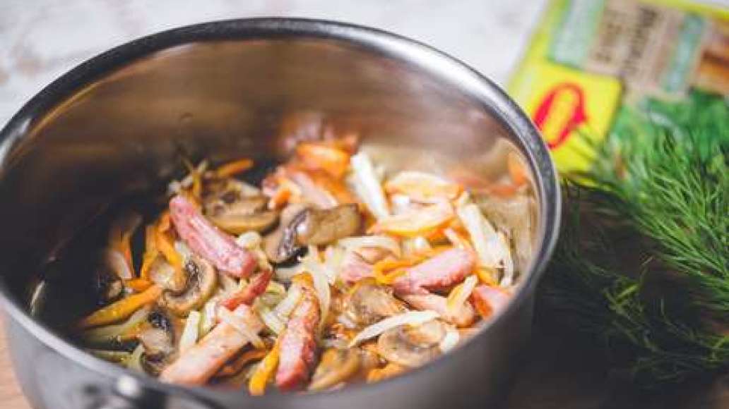 Шаг 2 - Гороховая каша с грибами, копченым мясом и сельдереем