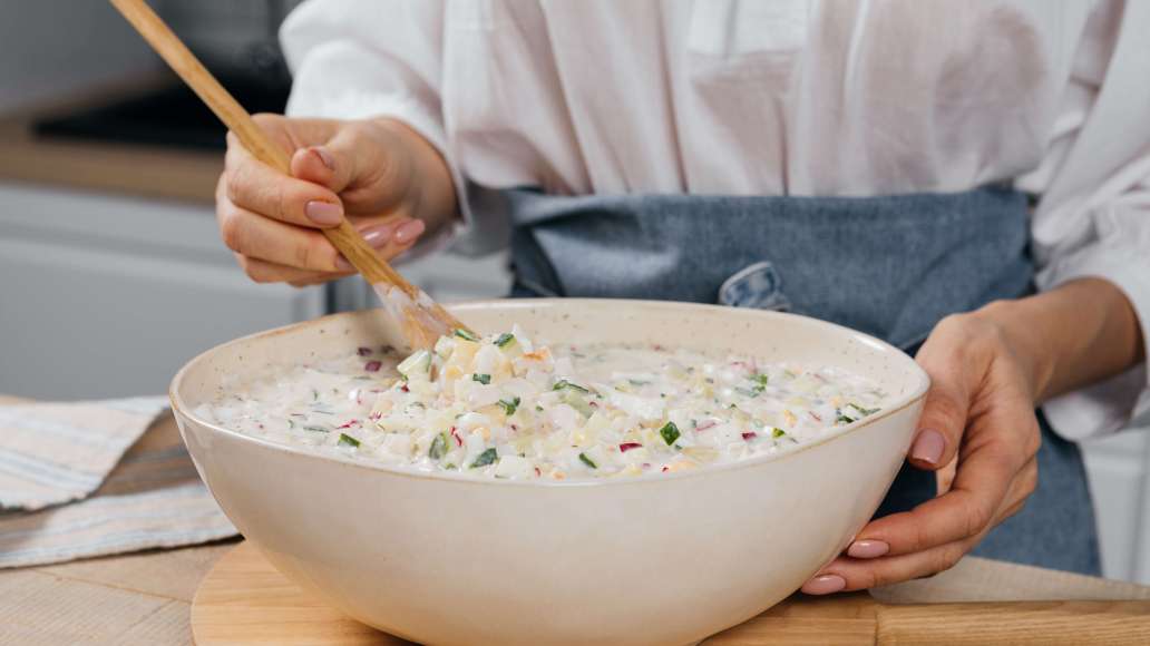 Шаг 5 - Окрошка с весенней зеленью и копченым мясом на кефире