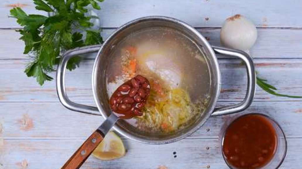 Шаг 4 - Солянка с фасолью и курицей