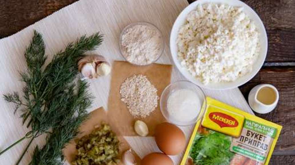 Шаг 1 - Пп сырники с укропом и солеными огурцами