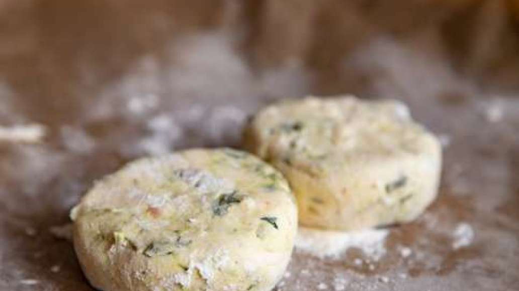 Шаг 3 - Пп сырники с укропом и солеными огурцами
