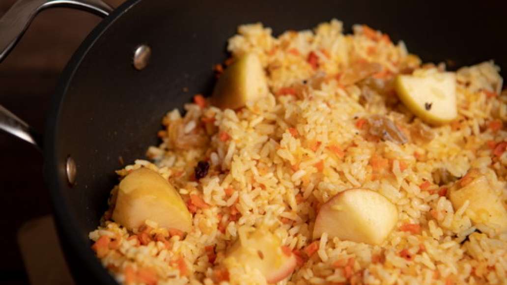 Шаг 3 - Сладкий плов с яблоками и апельсинами