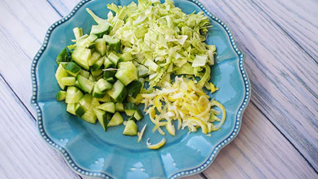 Шаг 2 - Вкусный салат с яичным блином
